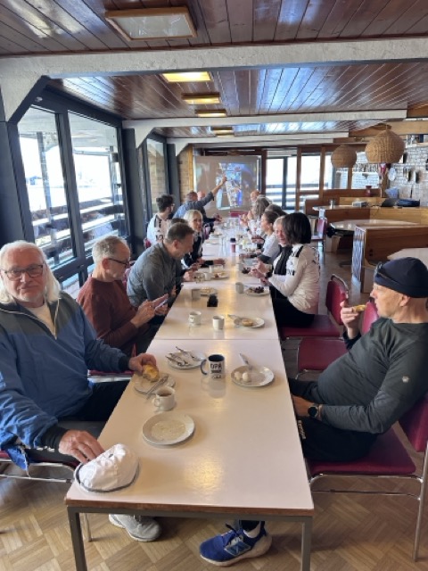 Gemeinsamer Tagesbeginn beim Frühstück