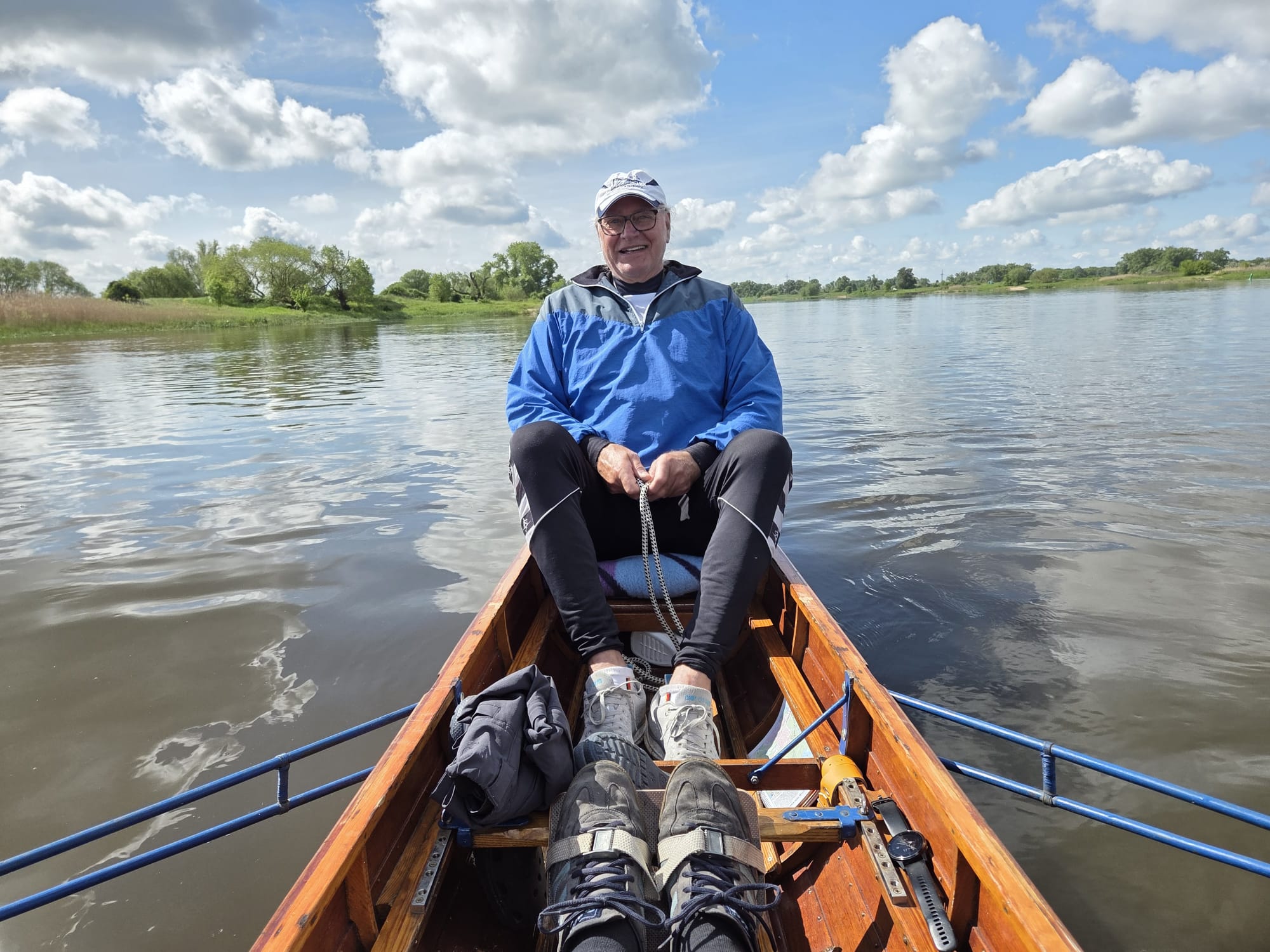 2. Tag - auf der Elbe, hier freut sich der Steuermann
