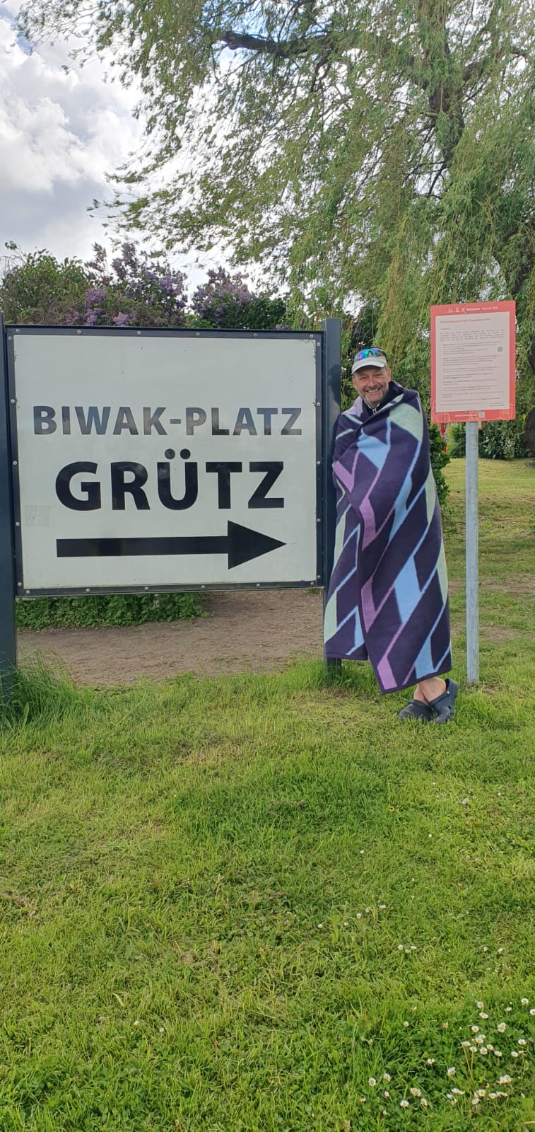 3. Tag Biwakplatz in Grütz, hinter der Schleuse - als Steuermann muss man flexibel sein mit der Kleidung