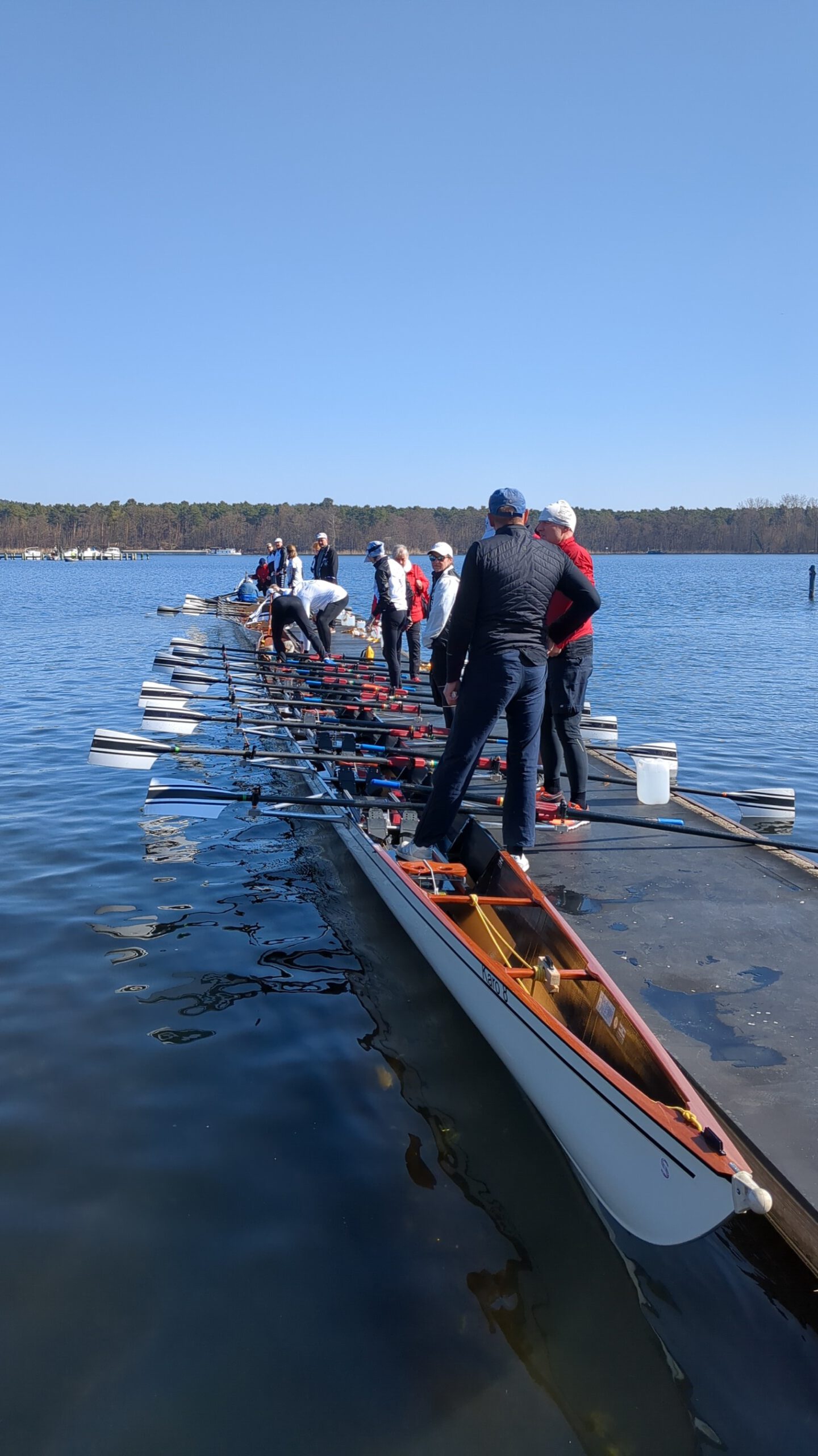 Zwei Achter am Steg, da wird der Platz knapp...